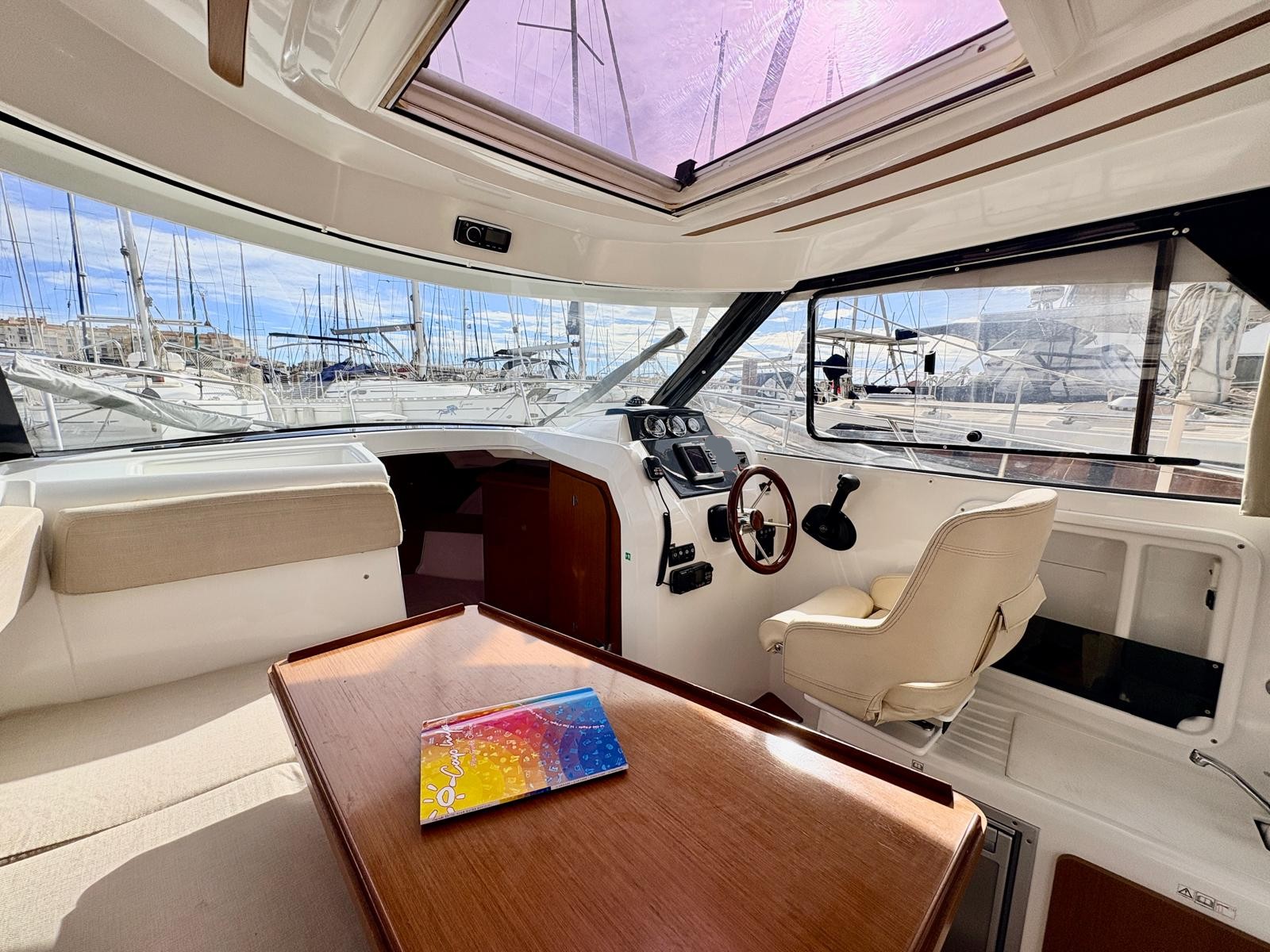 BENETEAU ANTARES 7.80 - BATEAU MOTEUR OCCASION MARINE COURTAGE (12).2